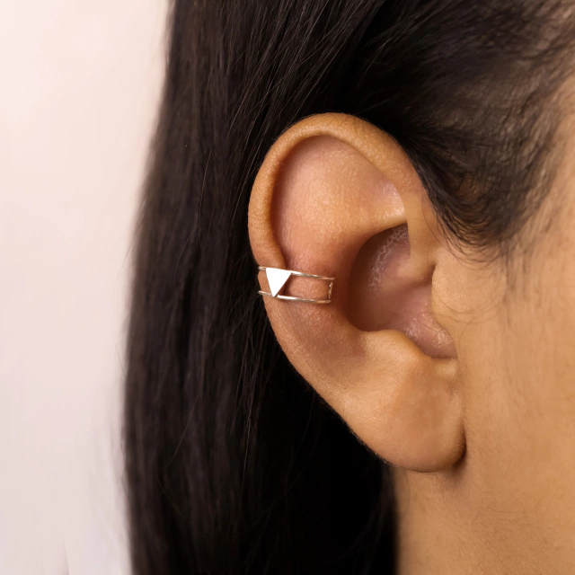 Piercing Fake dois fios triangulo