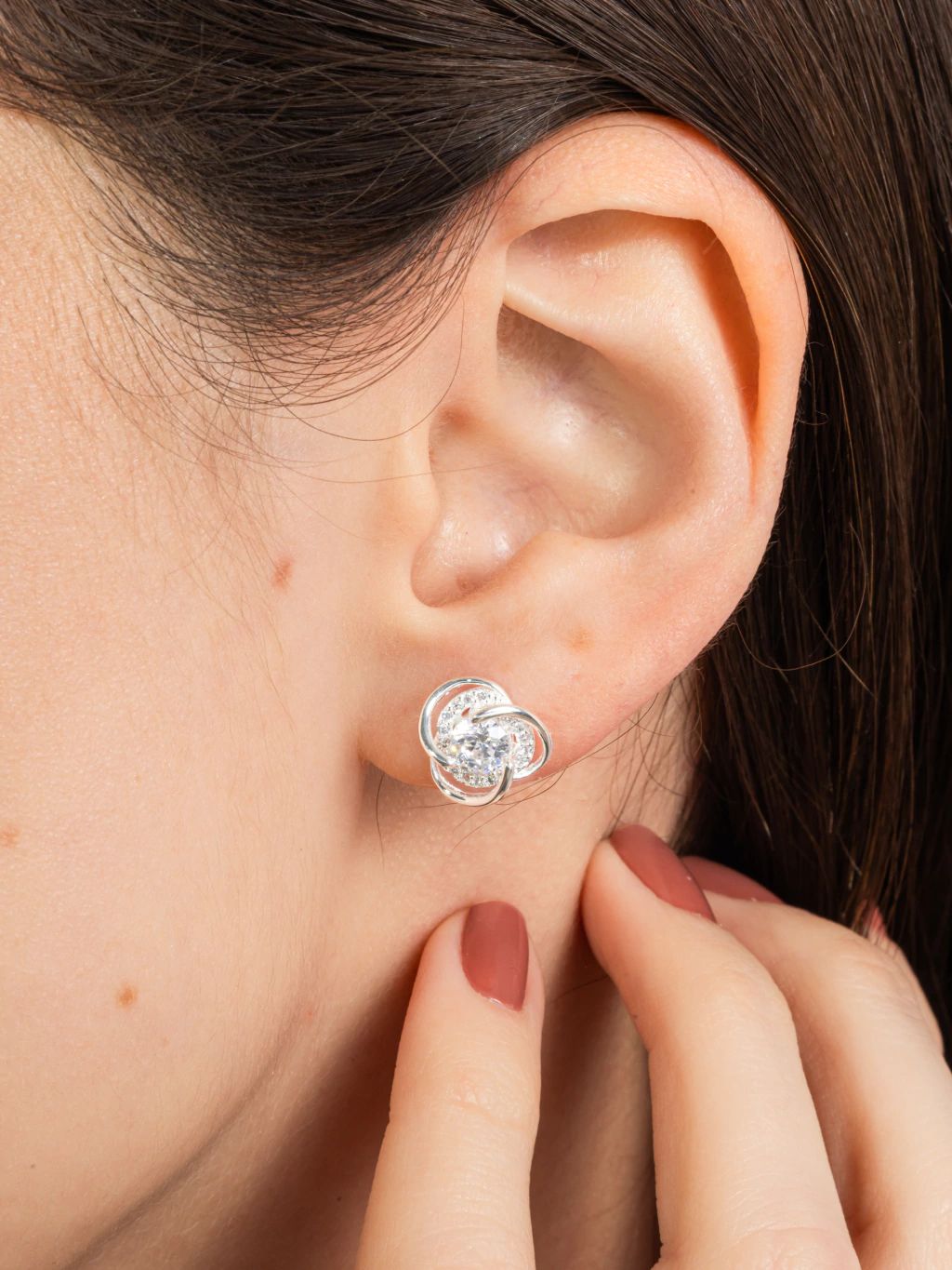 Brinco Círculo Central Detalhado Cravejado com Zircônias