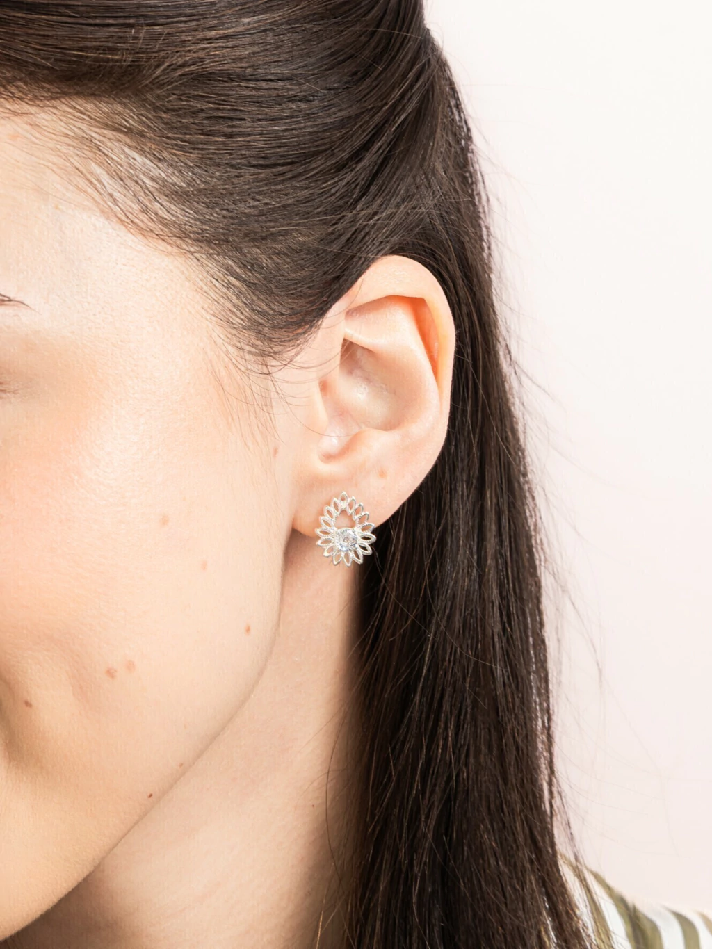 Brinco Detalhado Com Zircônia Branca Redonda