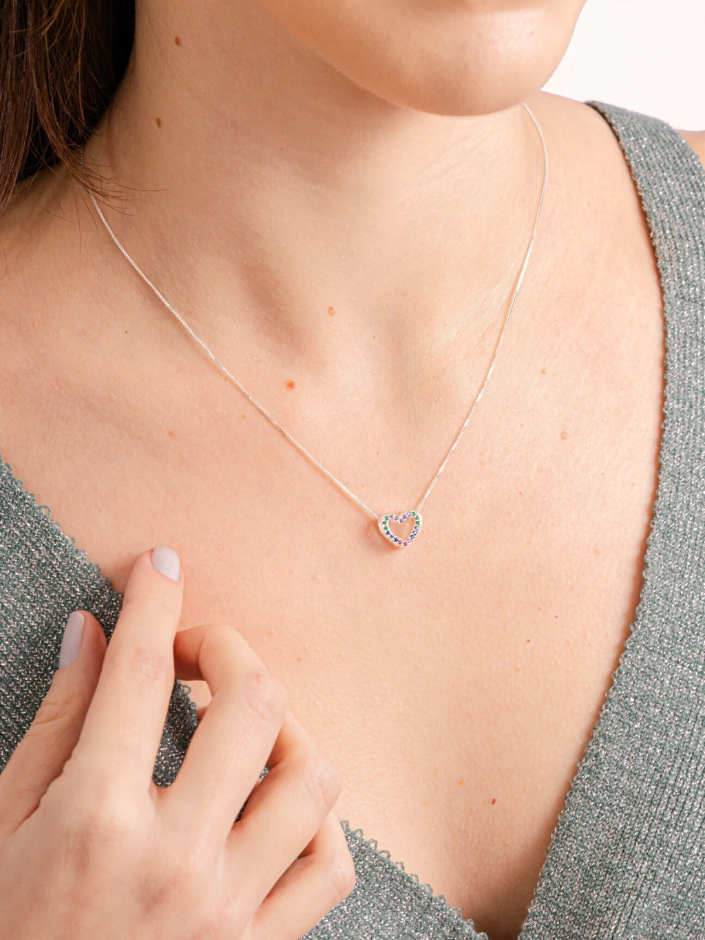 Colar Coração Vazado Cravejado em Zircônias Coloridas II