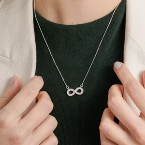 Colar Infinito Cravejado em Zircônias Brancas