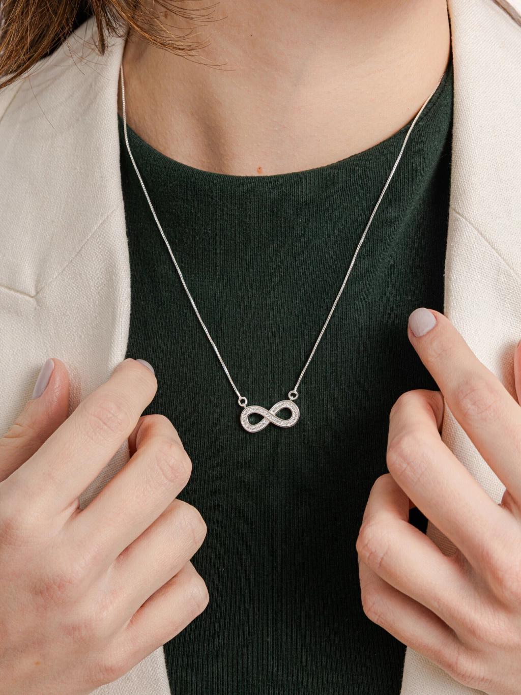 Colar Infinito Cravejado em Zircônias Brancas