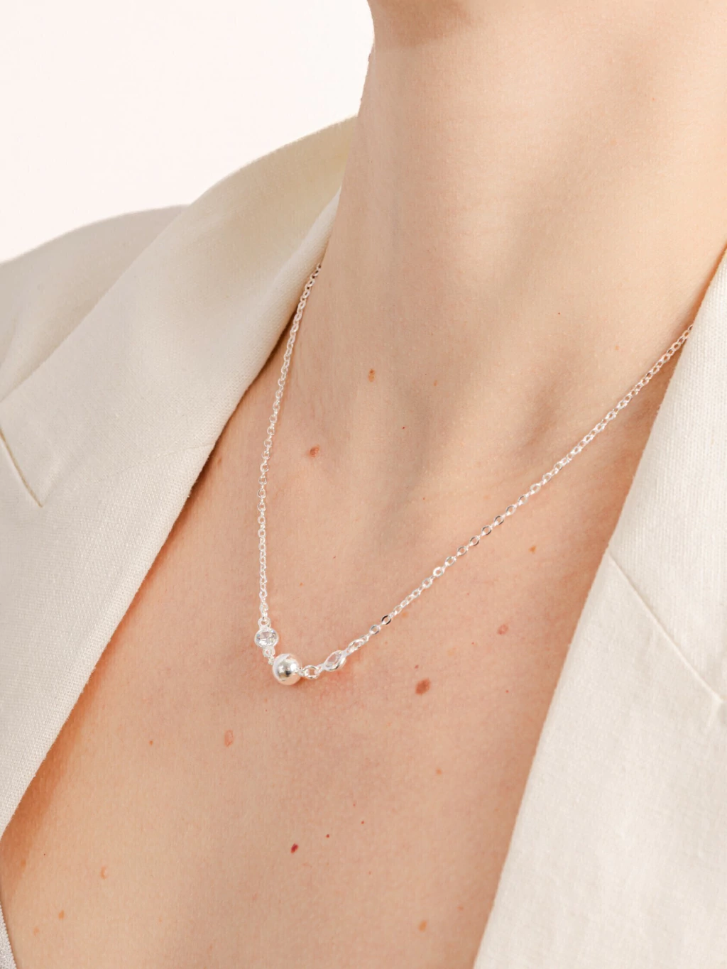 Colar Pontos de Luz e Bola Central