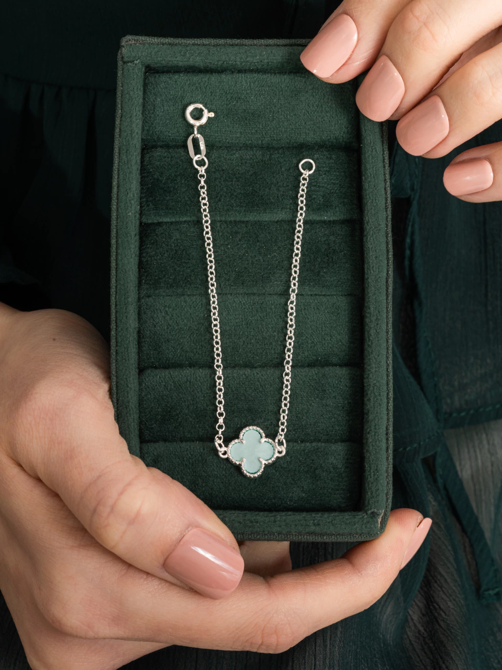 Pulseira Trevo Detalhado Azul Claro Perolado Infantil