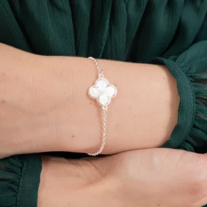 Pulseira Trevo Detalhado Perolado Branco