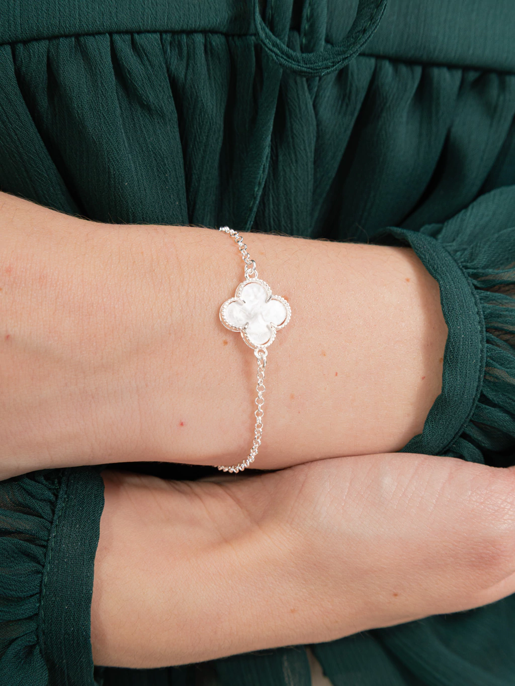 Pulseira Trevo Detalhado Perolado Branco