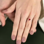 Anel de Prata 925 Ponto de Luz Coração Vermelho