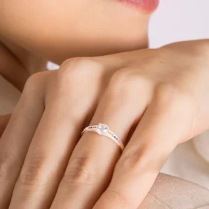 Anel Solitário Cravejado com Zircônias Coloridas