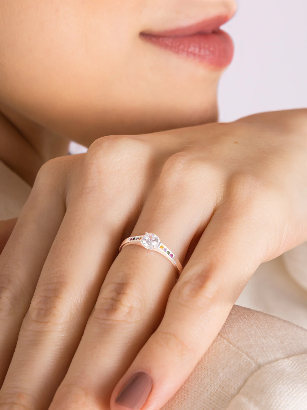 Anel Solitário Cravejado com Zircônias Coloridas