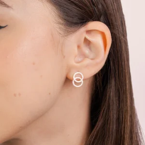 Brinco Círculos Entrelaçados Detalhados