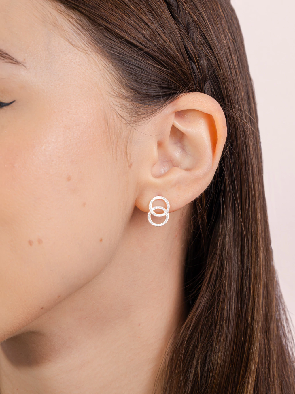 Brinco Círculos Entrelaçados Detalhados