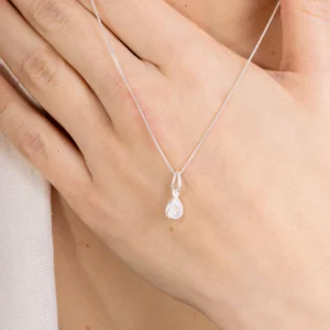 Colar Ponto de Luz Gota Branca Delicada