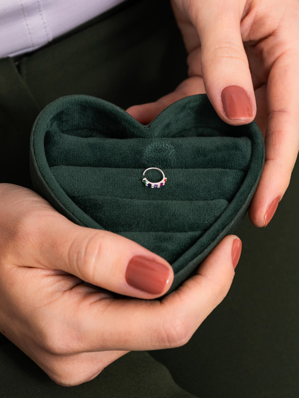 Piercing Helix Cravejado com Zircônia Coloridas