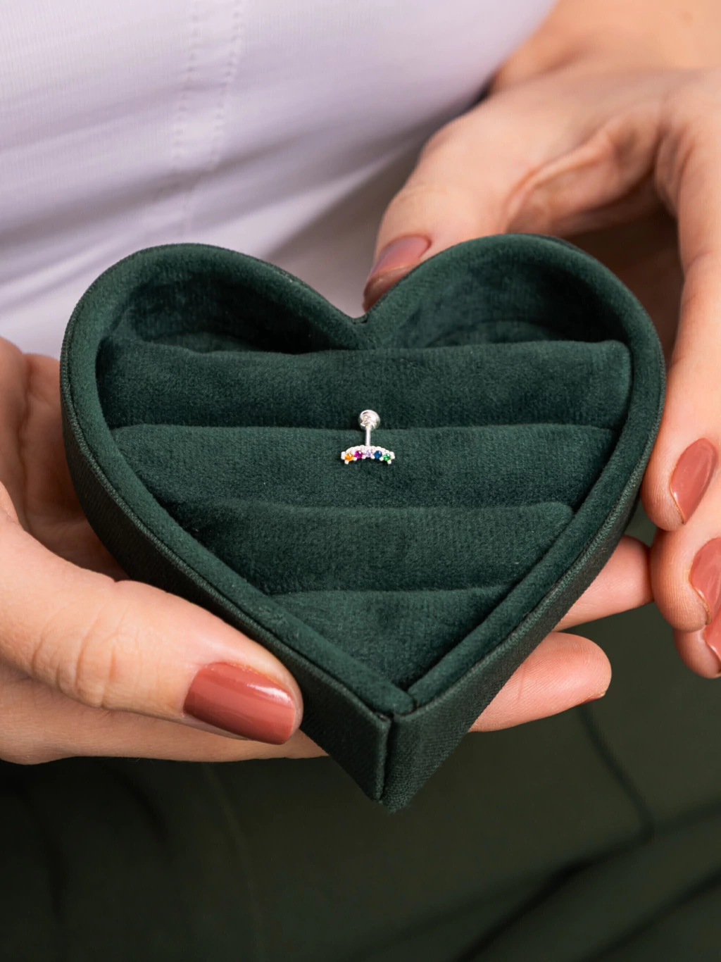 Piercing Haste Curvada com Zircônias Coloridas