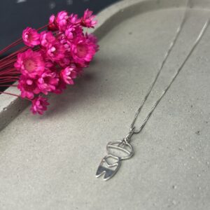 Colar de Prata 925 com Pingente Menino Minimalista